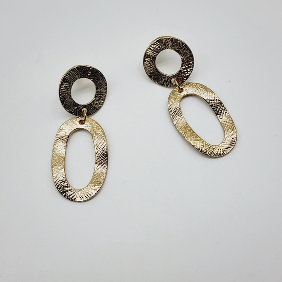 NWOT Gold Tone Hammered Metal Oval Circle Statement Stud Earrings - Picture 3 of 7